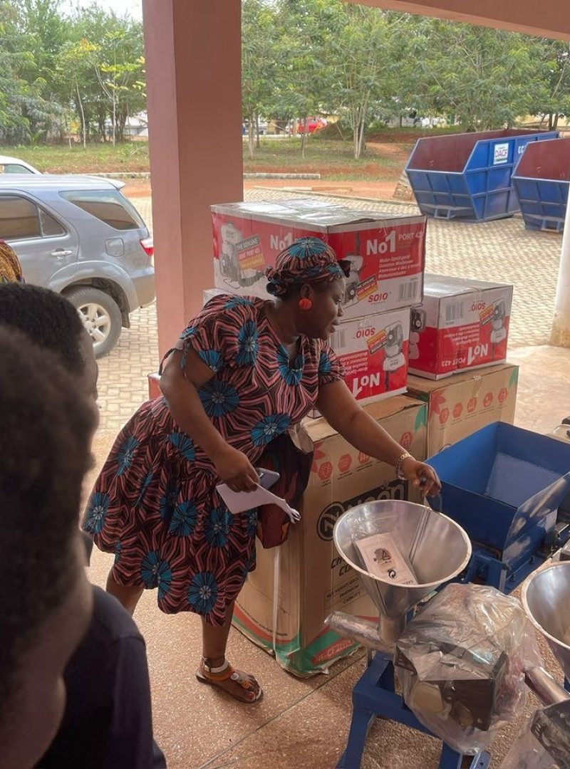 photo_5807635906024901988_y